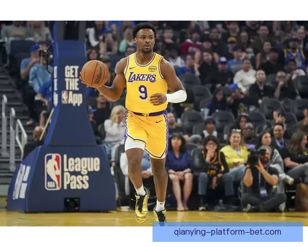 布朗尼讲述与父亲单挑赢得胜利导致家中篮板破裂的趣事 布朗尼讲述与父亲单挑赢得胜利导致家中篮板破裂的趣事